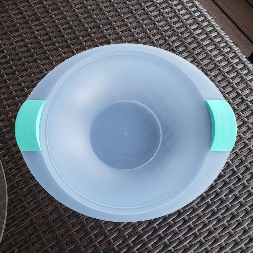 NWOT Tupperware Impressions serving bowl